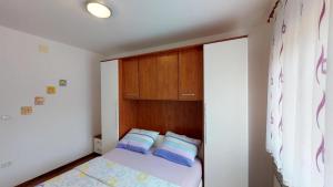 Posteľ alebo postele v izbe v ubytovaní Apartments with a parking space Vilanija, Umag - 17240