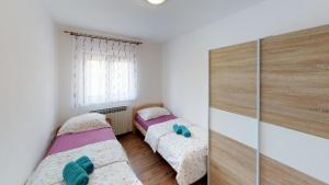 Posteľ alebo postele v izbe v ubytovaní Apartments with a parking space Vilanija, Umag - 17240
