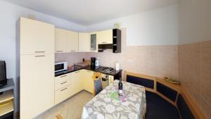 Kuchyňa alebo kuchynka v ubytovaní Apartments with a parking space Vilanija, Umag - 17240