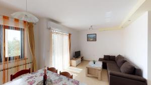 - un salon avec un canapé et une table dans l'établissement Apartments with a parking space Vilanija, Umag - 17240, à Umag