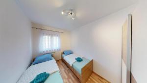 Posteľ alebo postele v izbe v ubytovaní Apartments with a parking space Vilanija, Umag - 17240