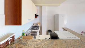 cocina con fogones y encimera en Apartments with a parking space Vilanija, Umag - 17240 en Umag