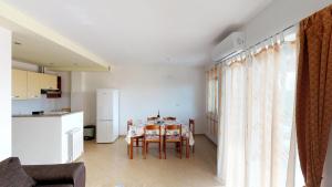 Kuchyňa alebo kuchynka v ubytovaní Apartments with a parking space Vilanija, Umag - 17240