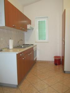 Kuchyňa alebo kuchynka v ubytovaní Apartments by the sea Biograd na Moru, Biograd - 17298