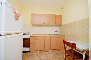 Kuchyňa alebo kuchynka v ubytovaní Apartments with parking spaces Rogoznica - 17318