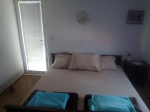 Posteľ alebo postele v izbe v ubytovaní Apartments with parking spaces Rogoznica - 17318