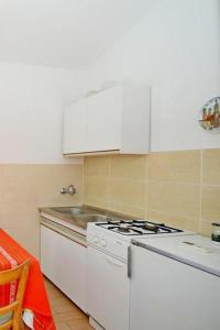 Kuchyňa alebo kuchynka v ubytovaní Apartments with parking spaces Rogoznica - 17318