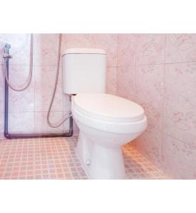 La salle de bains est pourvue d'une douche et de toilettes blanches. dans l'établissement Hotel Gerung 2 near Luwes Mall Nganjuk Mitra RedDoorz, à Nganjuk