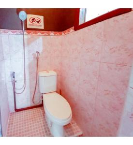 a bathroom with a toilet and a shower at Hotel Gerung 2 near Luwes Mall Nganjuk Mitra RedDoorz in Nganjuk