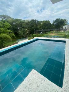 une image d'une piscine d'eau bleue dans l'établissement Casa vacacional condominio bambú, à Carmen de Apicalá