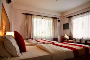 Giường trong phòng chung tại Mount Everest Hotel & Resort Nagarkot