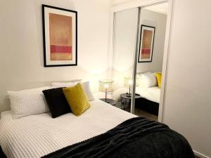 Tempat tidur dalam kamar di Astral Apartments - Perfectly located 2 bedroom apartment in St Kilda