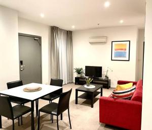 Area tempat duduk di Astral Apartments - Perfectly located 2 bedroom apartment in St Kilda