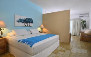 מיטה או מיטות בחדר ב-Emperador Vallarta Beachfront Hotel and Suites