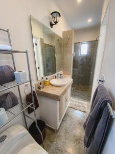 Ένα μπάνιο στο BELLAS VILLAS, VILLA AMOR HERMOSA CASA a UN ACCECIBLE PRECIO