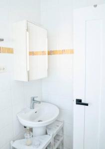 W białej łazience znajduje się umywalka i lustro. w obiekcie New Sunny Villa With Pool Metro Country Club Juan Dolio w mieście La Puntica de Juan Dolio