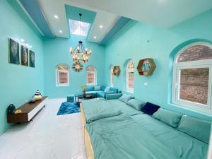 ハノイにあるRubic Home Ba Vi - Venuestayの青い壁のリビングルーム(大きなソファ付) +55枚の写真