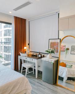 um quarto de hotel com uma secretária e um grande ecrã em Apartment 1BR-FL09th-R103 Building-Vinhomes Ocean Park 