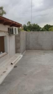 ein leerer Parkplatz neben einem Gebäude mit Klimaanlage in der Unterkunft 9 de julio in Villa Mercedes