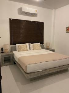 sypialnia z dużym łóżkiem w pokoju w obiekcie Chalisa Villas Koh Tao w Ko Tao