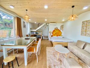 ハノイにあるRubic Home Ba Vi - Venuestayのテーブルとソファのあるリビングルーム