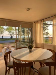 查斯科穆斯的住宿－Casa Chalet "La Roja" -vista a la laguna!!!-，一间带桌椅和窗户的用餐室