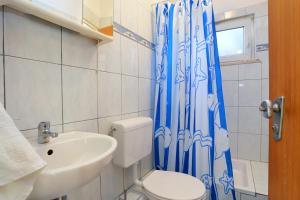Kúpeľňa v ubytovaní Apartments with a parking space Podstrana, Split - 17053 + 31 fotografií