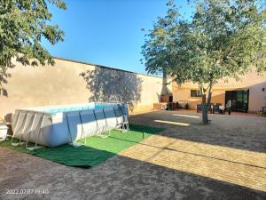 een zwembad in een tuin naast een gebouw bij El Niu de l'Estany in Ivars d'Urgell