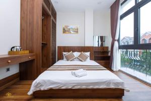 una camera da letto con un letto e una grande finestra di Golden Lotus Homestay a Phu Quoc