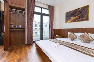 una camera da letto con un letto grande e una grande finestra di Golden Lotus Homestay a Phu Quoc