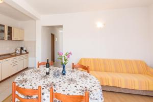 Postel nebo postele na pokoji v ubytování Apartments by the sea Petrcane, Zadar - 17342