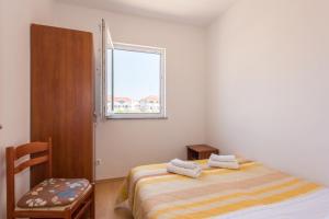 Postel nebo postele na pokoji v ubytování Apartments by the sea Petrcane, Zadar - 17342