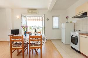 Kuchyň nebo kuchyňský kout v ubytování Apartments by the sea Petrcane, Zadar - 17342