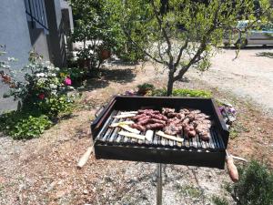 grill z masą mięsa na nim w obiekcie Apartments with a parking space Bibinje, Zadar - 17346 w Bibinje