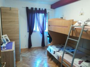 sypialnia z 2 łóżkami piętrowymi i oknem w obiekcie Apartments with a parking space Bibinje, Zadar - 17346 w Bibinje