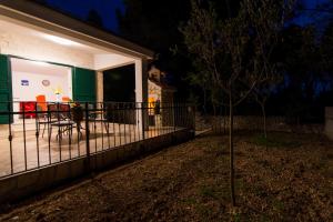 Fotografie z fotogalerie ubytování Secluded fisherman's cottage Cove Duga, Ciovo - 17349 v destinaci Okrug Gornji + 9 fotografií
