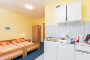 - une cuisine avec un lit et un évier dans la chambre dans l'établissement Apartments with a parking space Orebic, Peljesac - 17134, à Orebić