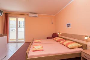 - une chambre avec un lit et 2 oreillers dans l'établissement Apartments with a parking space Orebic, Peljesac - 17134, à Orebić