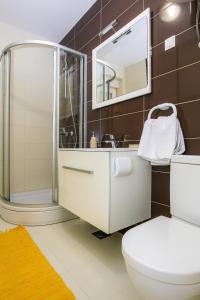y baño con aseo, lavabo y espejo. en Apartments with a parking space Novalja, Pag - 17364, en Novalja
