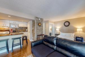 Il comprend un salon avec un canapé et un lit ainsi qu'une cuisine. dans l'établissement Condo 204 at North Creek Resort, à Blue Mountains