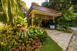 Istorya Forest Garden Resort : منزل أمامه الكثير من النباتات