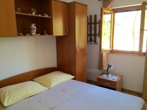 Posteľ alebo postele v izbe v ubytovaní Apartments with a parking space Vinisce, Trogir - 17062