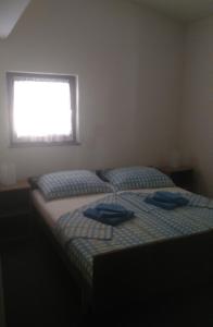 Ένα ή περισσότερα κρεβάτια σε δωμάτιο στο Apartments with a parking space Povljana, Pag - 17337