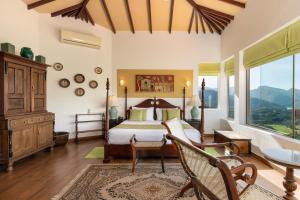 1 dormitorio con 1 cama, mesa y sillas en Albatross by The Clarks, Kandy, en Digana