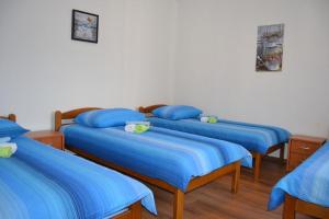 3 camas en una habitación con sábanas azules en Apartments with a parking space Krsan, Central Istria - Sredisnja Istra - 17223, en Kršan