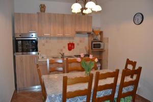 cocina con mesa y comedor en Apartments with a parking space Krsan, Central Istria - Sredisnja Istra - 17223, en Kršan
