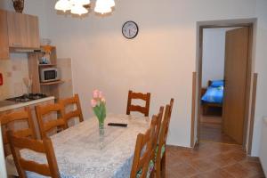 un comedor con una mesa con un jarrón de flores. en Apartments with a parking space Krsan, Central Istria - Sredisnja Istra - 17223, en Kršan