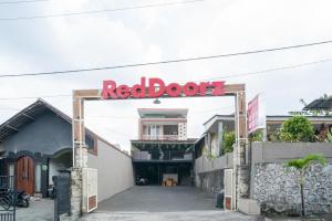ein rotes Buchschild vor einem Gebäude in der Unterkunft RedDoorz At Villa Akbar 3 in Batu