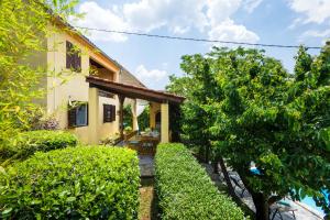 - une vue sur l'extérieur d'une maison arborée dans l'établissement Family friendly house with a swimming pool Vojnic Sinjski, Zagora - 17375, à Trilj