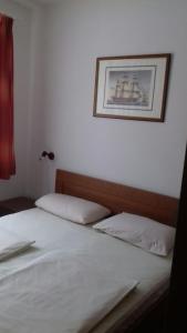 2 Betten in einem Schlafzimmer mit einem Bild an der Wand in der Unterkunft Apartments with a parking space Srima - Vodice, Vodice - 17238 in Vodice